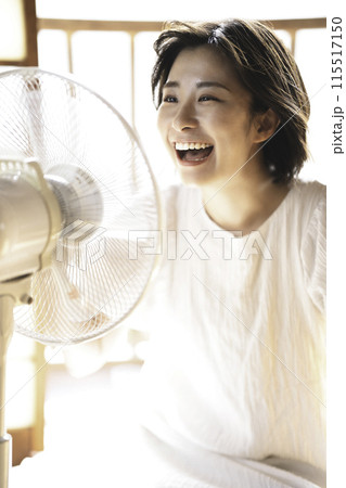扇風機で涼む女性 扇風機で涼む女性 115517150