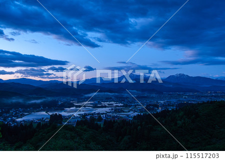 夜明けの越後三山 115517203