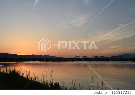 朝の河川敷にて 115517215