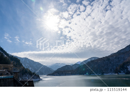 初冬の黒部ダムから見た太陽と風景（横） 115519144