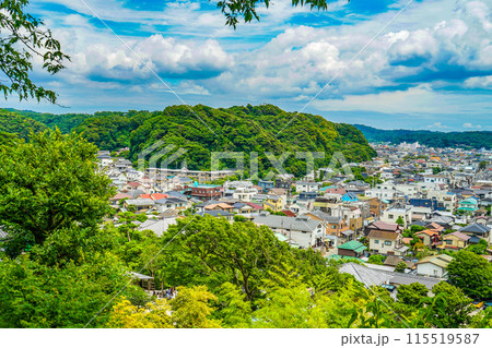 鎌倉の町並みと青空 115519587