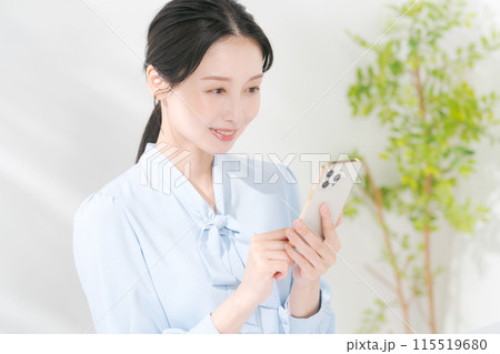 スマホを操作する30代女性 115519680