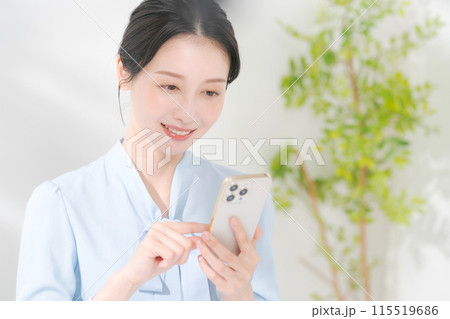 スマホを操作する30代女性 115519686