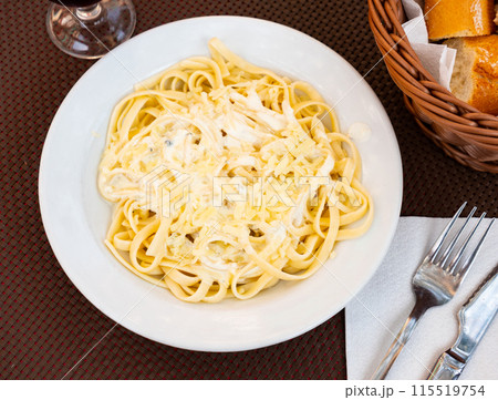 Tagliatelle pasta with Roquefort cheese sauce and wine Tagliatelle pasta with Roquefort cheese sauce and wine 115519754
