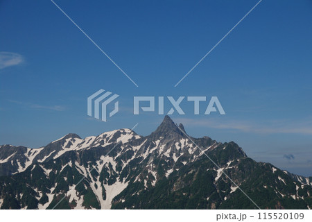 Japan alps 表銀座縦走路から眺める槍ヶ岳へ向かう東鎌尾根のトレッキングコース～初夏の晴天 115520109