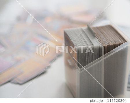 机上のトレーディングカード（たくさん） 115520204