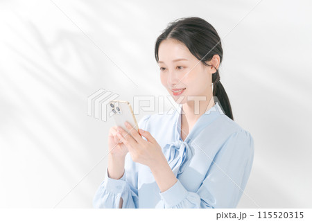 スマホを使う女性 115520315