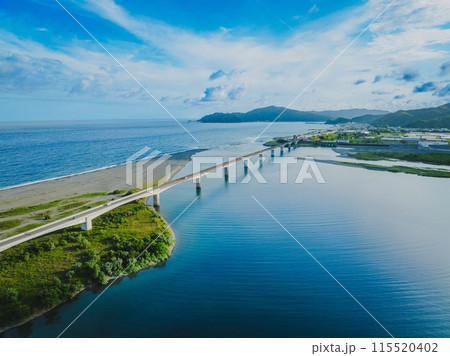 晴天の仁淀川河口大橋のドローン空撮。高知県高知市 115520402