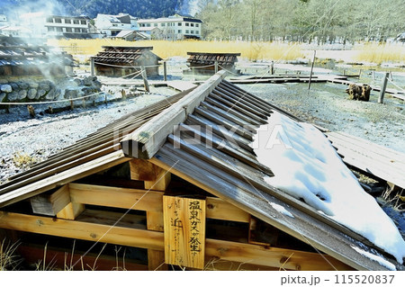 冬の奥日光湯元温泉源泉小屋 115520837
