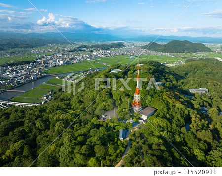 晴天の初夏、高知市五台山上空からのぞむ、高知市街ドローン空撮 115520911