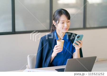 オフィスで働く女性 115521252