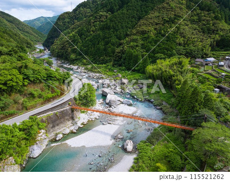 田舎の夏休み、涼し気な川原の風景。高知県吾川郡いの町。ドローン空撮 115521262