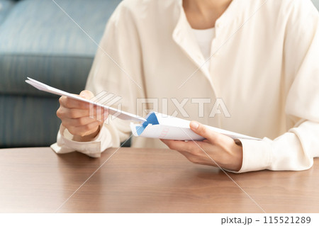 郵便　封入　女性　手元 115521289