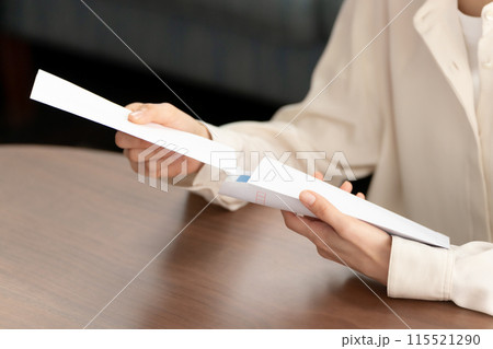 郵便 封入 女性 手元 郵便 封入 女性 手元 115521290