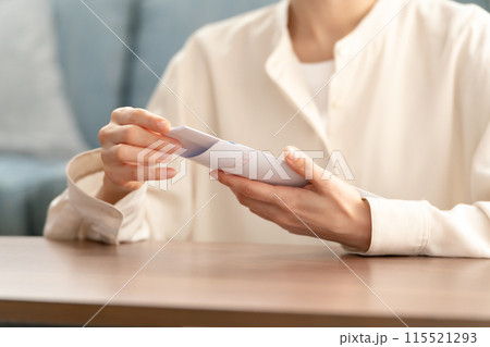 郵便　封入　女性　手元 115521293