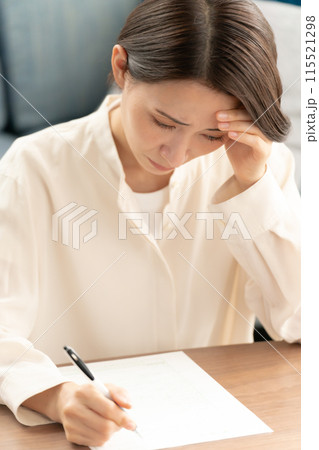 文章を書く女性 115521298
