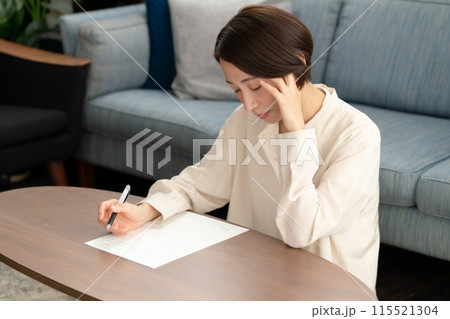 文章を書く女性 115521304