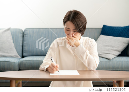 文章を書く女性 文章を書く女性 115521305