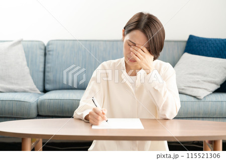 文章を書く女性 115521306