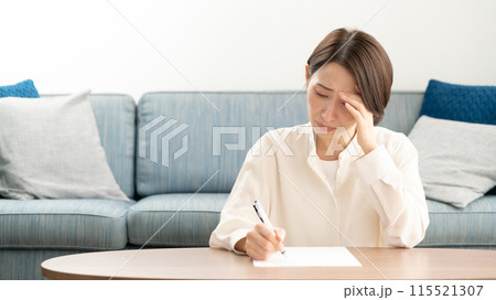 文章を書く女性 115521307