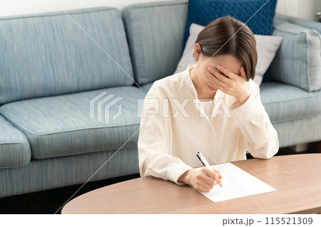 文章を書く女性 115521309