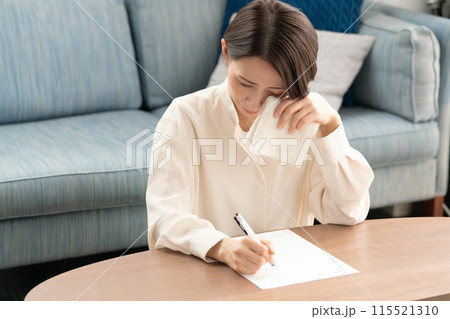 文章を書く女性 文章を書く女性 115521310