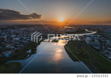 初夏、夕日に染まる多摩川の風景。東京都狛江市の多摩川上空からドローン空撮。 115521555