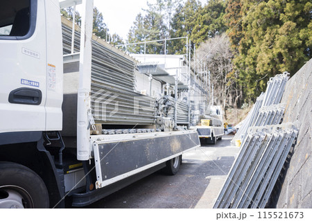 足場を運搬するトラックの荷台 115521673