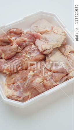 白いトレーに入った鶏モモ肉 115521680