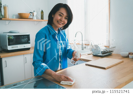 キッチンの掃除をする40代主婦 115521741