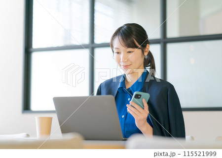 オフィスで働く女性 オフィスで働く女性 115521999