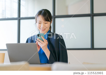 オフィスで働く女性 115522001