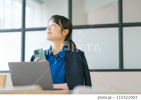 オフィスで働く女性 115522003