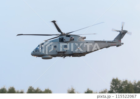 低空飛行するイギリス海軍マーリンHM.1対潜哨戒ヘリ 低空飛行するイギリス海軍マーリンHM.1対潜哨戒ヘリ 115522067