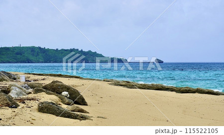 沖縄県うるま市津堅島のヤジリ浜 115522105