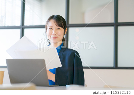 笑顔で仕事をするビジネスウーマン 115522116