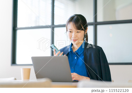 オフィスで働く女性 115522120