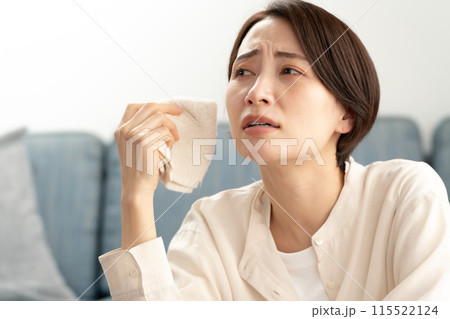 汗を拭くミドル女性　更年期 115522124