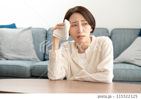 汗を拭くミドル女性　更年期 115522125