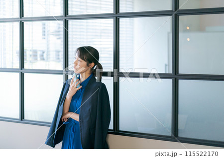 スマホを持ち考える表情の20代の女性 115522170