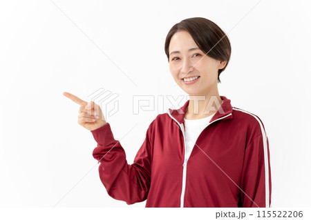 ジャージの女性　指差し 115522206