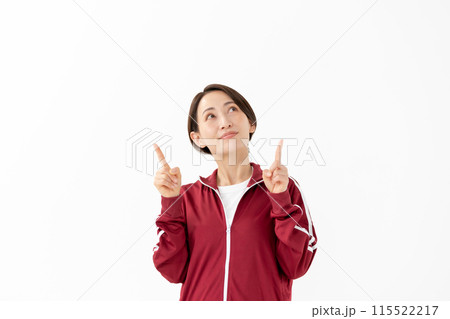 ジャージの女性　指差し 115522217