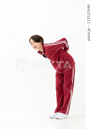 ジャージの女性　腰痛 115522446