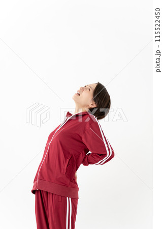 ジャージの女性　腰痛 115522450