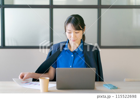 オフィスで仕事をするビジネスウーマン 115522698