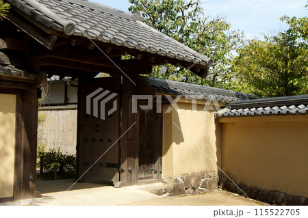 姫路城西御屋敷跡庭園「好古園」　苗の庭　入口の門 115522705