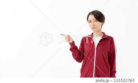 ジャージの女性 指差し 誇大広告 ジャージの女性 指差し 誇大広告 115522763