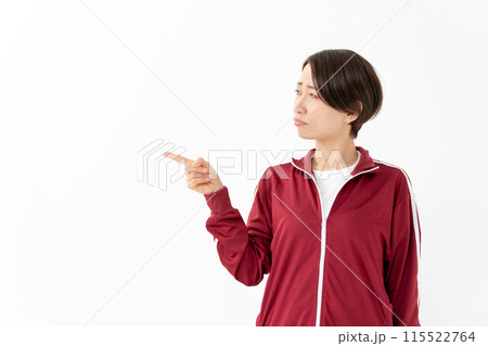 ジャージの女性　指差し　誇大広告 115522764