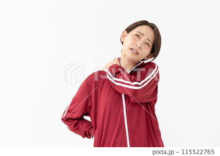ジャージの女性　肩こり 115522765