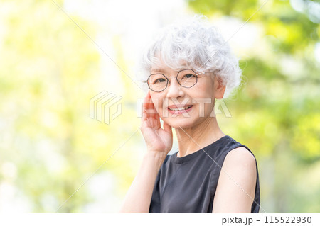 シニア女性　ポートレート 115522930